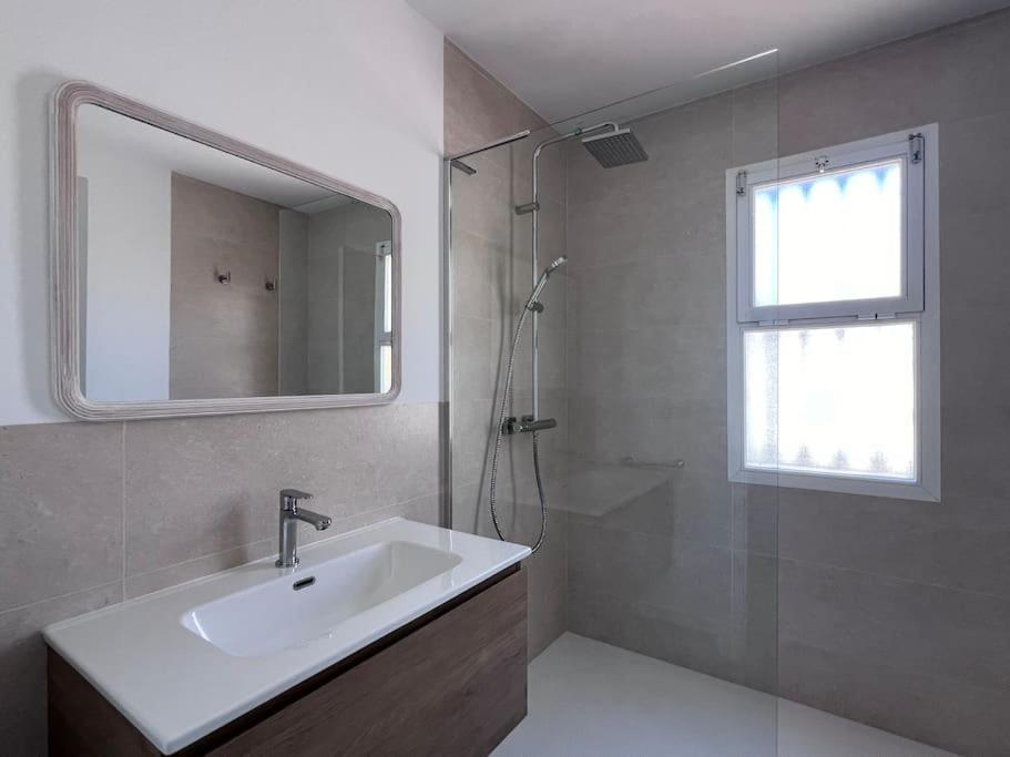 New Modern Townhouse Golden Mile Apartment